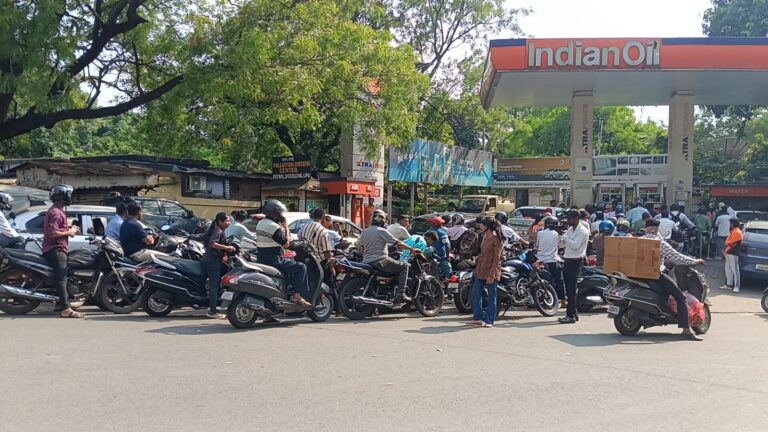 जमशेदपुर: पैनिक और बैंक बंदी ने बिगाड़ा खेल; पेट्रोल पंपों पर जुटी भारी भीड़, संचालकों ने कहा- “घबराएं नहीं, स्टॉक पर्याप्त है”