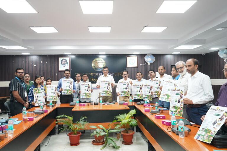 जमशेदपुर: उपायुक्त ने किया ‘गांधी आश्रम समर कैंप’ पोस्टर का विमोचन; कुष्ठ पीड़ित परिवारों के बच्चों के लिए 24 मई से लगेगा विशेष शिविर