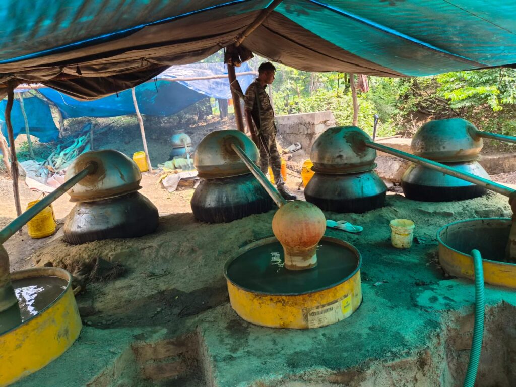सरायकेला-खरसावां में अवैध महुआ शराब के खिलाफ बड़ी कार्रवाई, 5 चुलाई अड्डे ध्वस्त