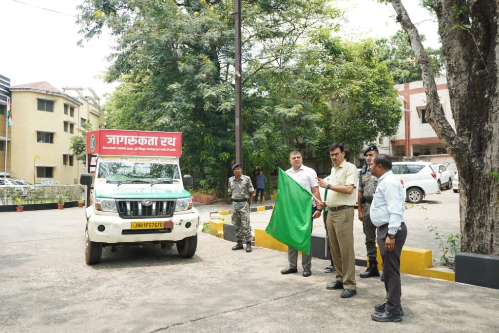 जमशेदपुर: उपायुक्त ने जागरूकता रथ को दिखाई हरी झंडी; जनगणना 2027 और लू-वज्रपात से बचाव का दिया संदेश