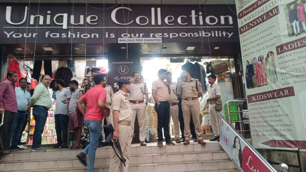 जुगसलाई में ‘यूनिक कलेक्शन प्रतिष्ठान पर अंधाधुंध फायरिंग; बाल-बाल बचे दिनेश केडिया, सिटी एसपी बोले- ‘दहशत फैलाना था मकसद’