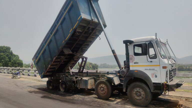 बिरसानगर: हुरलुंग पुल के पास चलती हाईवा में लगी भीषण आग, चालक दिलीप गोप की सूझबूझ से बची जान