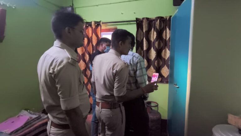 जमशेदपुर: सीतारामडेरा के भालूबासा में बंद मकान का ताला तोड़ लाखों की चोरी, खोजी कुत्तों और फॉरेंसिक टीम के साथ जांच में जुटी पुलिस