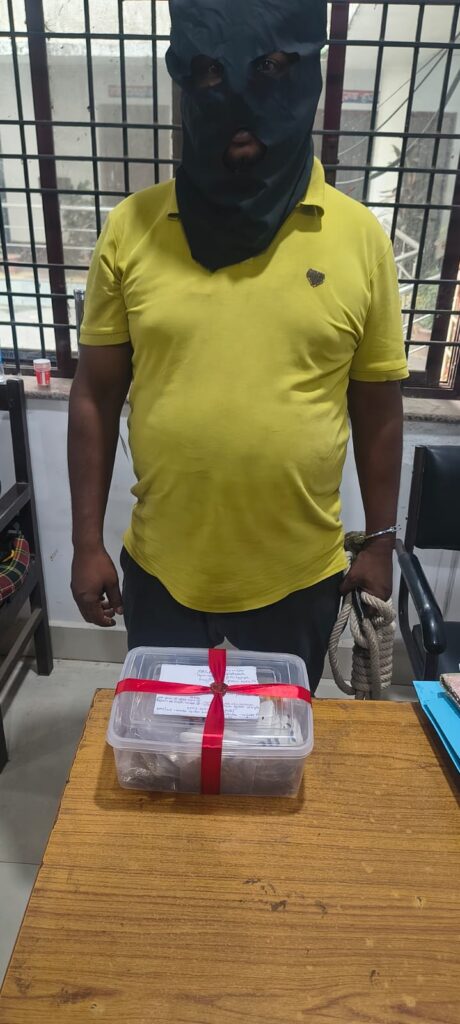 जमशेदपुर : राशन दुकान के आड़ मे बिक्री करता था गांजा, पुलिस ने किया संचालक को गिरफ्तार