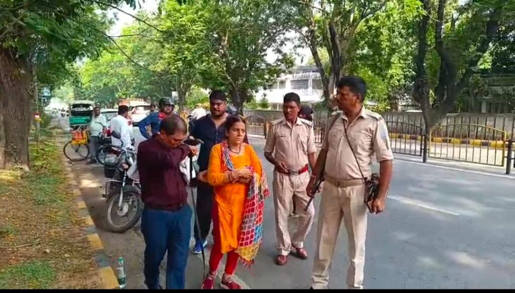 जमशेदपुर में दिनदहाड़े महिला से छिनतई, पर्स झपटने के दौरान सड़क पर गिरकर गंभीर घायल