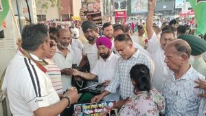 पेट्रोल-डीजल की बढ़ती कीमतों के खिलाफ कांग्रेस का हस्ताक्षर अभियान, केंद्र सरकार पर साधा निशाना