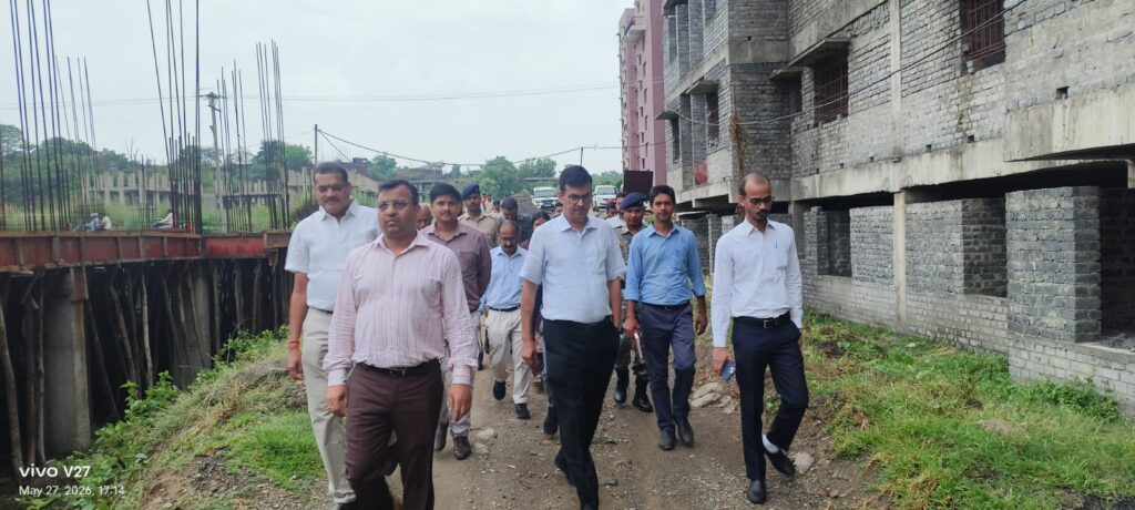 मोहरदा पीएम आवास योजना का उपायुक्त ने किया निरीक्षण, निर्माण कार्य में तेजी लाने के निर्देश