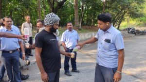टाटा मोटर्स सीएसआर टीम ने की सराहनीय पहल, राहगीरों और श्रमिकों के बीच किया आम पन्ना और शीतल जल का वितरण