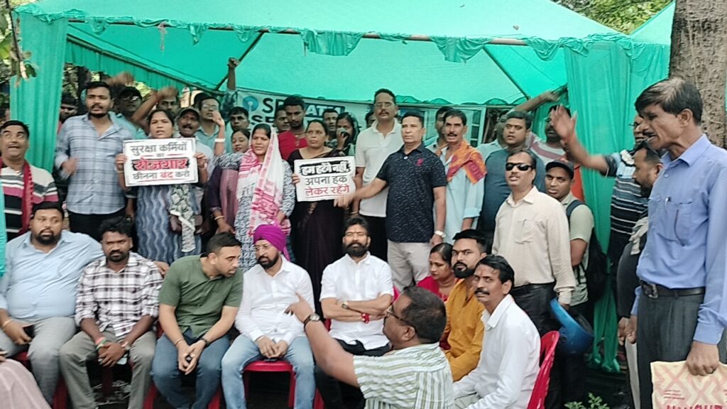 जमशेदपुर: एसबीआई एटीएम के सुरक्षा कर्मियों का प्रदर्शन, नई एजेंसी पर मनमानी का आरोप