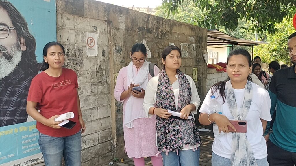 बीएड प्रवेश परीक्षा में हंगामा: समय से पहले पहुंचे अभ्यर्थियों को नहीं मिली एंट्री, केंद्र के बाहर विरोध