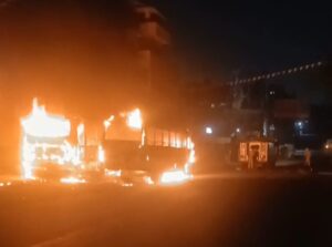 मानगो: उलीडीह के शंकोसाई में सड़क किनारे खड़ी दो बसों में लगी भीषण आग,धू-धू कर जलीं गाड़ियां