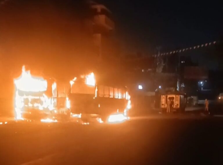 मानगो: उलीडीह के शंकोसाई में सड़क किनारे खड़ी दो बसों में लगी भीषण आग,धू-धू कर जलीं गाड़ियां