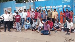आदित्यपुर: रामकृष्णा फोर्जिंग प्लांट के बाहर पूर्व कर्मचारियों का धरना