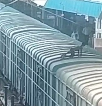 टाटानगर: मालगाड़ी पर चढ़ते ही हाई टेंशन तार की चपेट में आया युवक, बुरी तरह झुलसा
