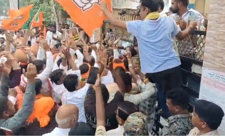 जमशेदपुर में बिजली-पानी संकट को लेकर भाजपा का जोरदार प्रदर्शन, उपायुक्त कार्यालय का घेराव