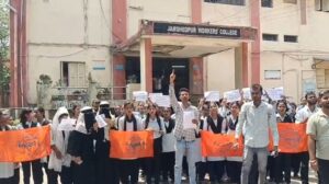 जमशेदपुर: वर्कर्स कॉलेज से आर्ट्स और साइंस हटाने पर उबाल,अभाविप ने उग्र प्रदर्शन कर विवि प्रशासन को दी चेतावनी