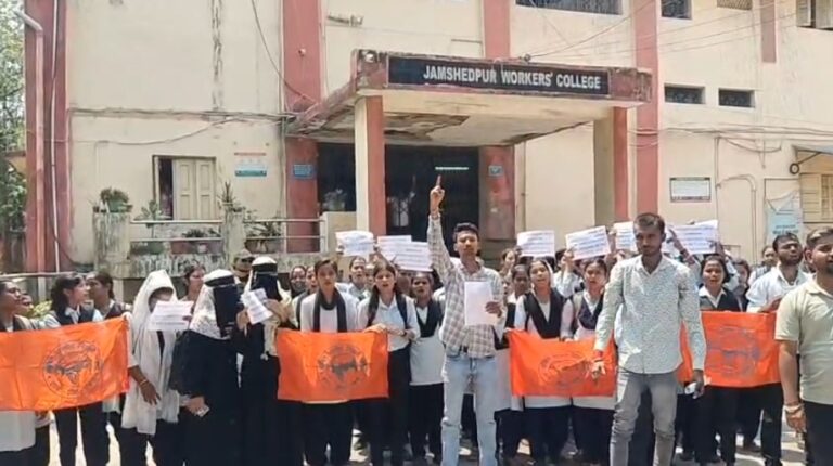 जमशेदपुर: वर्कर्स कॉलेज से आर्ट्स और साइंस हटाने पर उबाल,अभाविप ने उग्र प्रदर्शन कर विवि प्रशासन को दी चेतावनी