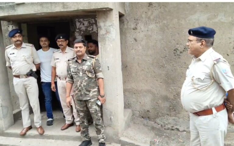 धनबाद: प्रिंस खान के वासेपुर आवास पर कुर्की; चौखट-दरवाजे तक उखाड़ ले गई पुलिस, कोर्ट के आदेश पर बड़ी कार्रवाई