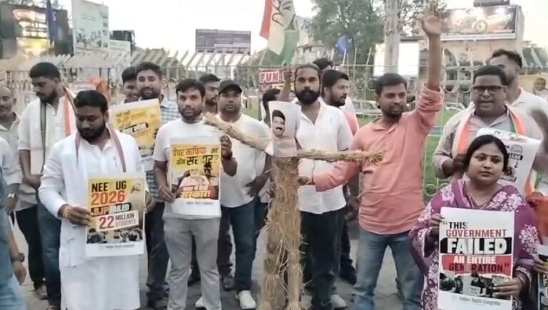 जमशेदपुर में नीट पेपर लीक मामले पर युवा कांग्रेस का प्रदर्शन, पीएम और शिक्षा मंत्री का पुतला दहन