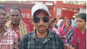 सरायकेला: अमलगम स्टील के गेट पर विस्थापितों का हल्ला बोल, 13 साल बाद भी रोजगार को तरस रहे कालिंदी परिवार