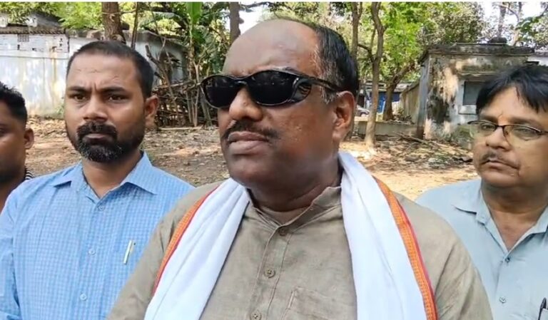 जमशेदपुर: ट्रैफिक चेकिंग के नाम पर ‘अराजकता’ के खिलाफ जदयू का प्रदर्शन; ऑनलाइन चालान और पारदर्शी जांच की मांग