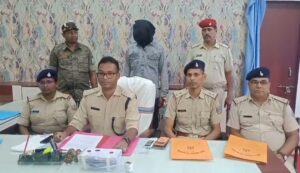 सरायकेला पुलिस की बड़ी कामयाबी: 7 साल से चुनौती दे रहा कुख्यात शूटर तारिक कुरैशी नागपुर से गिरफ्तार; कपाली लूटकांड और पूर्व ड्राइवर हत्याकांड का मुख्य आरोपी