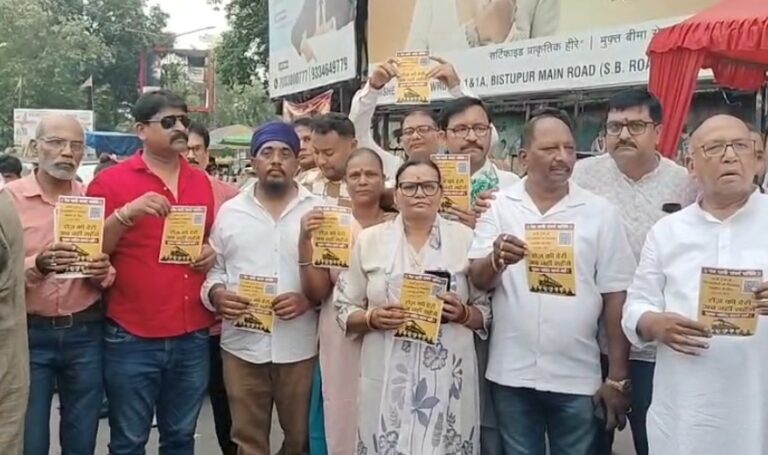 ट्रेनों की लेटलतीफी और रेलवे की तानाशाही के खिलाफ साकची में हस्ताक्षर अभियान; सरयू राय बोले— “यात्रियों की अनदेखी अब बर्दाश्त नहीं, तय हो जवाबदेही”