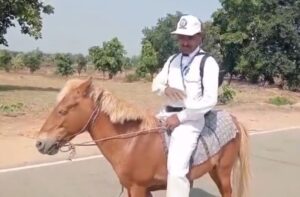 गढ़वा में अनोखा विरोध: पेट्रोल-डीजल की महंगाई से त्रस्त शिक्षक ने छोड़ी बाइक; अब घोड़े पर सवार होकर घर-घर कर रहे हैं जनगणना