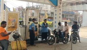 जमशेदपुर में पेट्रोल ₹101 और डीजल ₹96 पार: 5 दिनों में दूसरी बार बढ़े दाम; मंगलवार से ₹1.80 तक महंगी हुई गाड़ियां दौड़ाना, लोगों में भारी नाराजगी