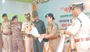 रांची: गोइलकेरा के सागेन अंगरिया समेत दर्जनों इनामी नक्सलियों ने किया सरेंडर