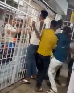 सरायकेला: आरआईटी थाना क्षेत्र में नई खुली शराब दुकान में भारी मारपीट और तोड़फोड़, वीडियो वायरल,