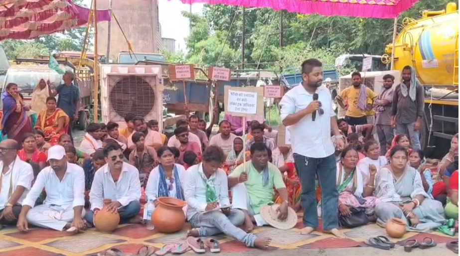 आदित्यपुर नगर निगम के खिलाफ फूटा लोगों का गुस्सा, मूलभूत सुविधाओं को लेकर झारखंड युवा मोर्चा का धरना