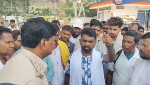 टाटानगर ट्रैफिक चेक पोस्ट पर हंगामा, विधायक संजीव सरदार ने ट्रैफिक पुलिस की कार्यशैली पर उठाए सवाल