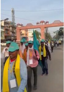 डीलिस्टिंग कानून की मांग को लेकर दिल्ली पहुंचे हजारों आदिवासी, लाल किला मैदान में जुट रही भीड़