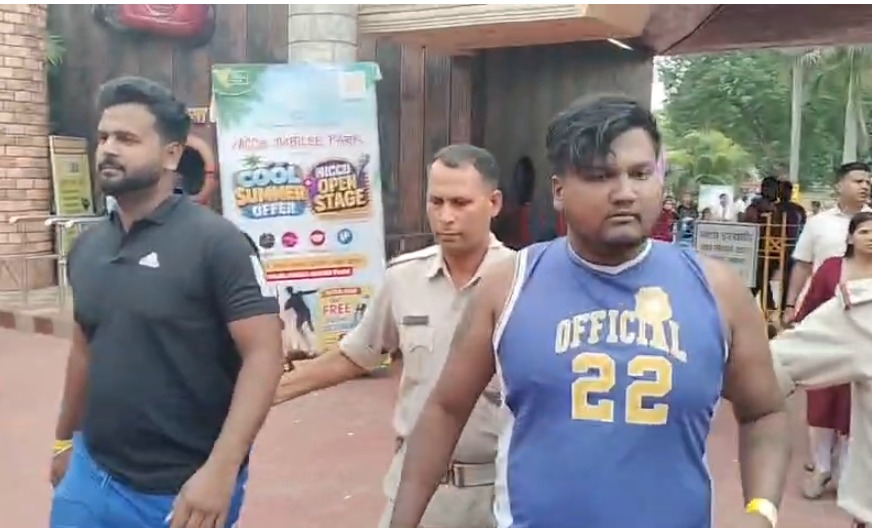 जमशेदपुर के निक्को पार्क वाटर पार्क में छेड़खानी पर बवाल, चार युवक हिरासत में