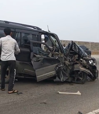 कपाली के डोबो में स्कॉर्पियो और 407 वाहन की आमने-सामने टक्कर, स्कॉर्पियो के उड़े परखच्चे
