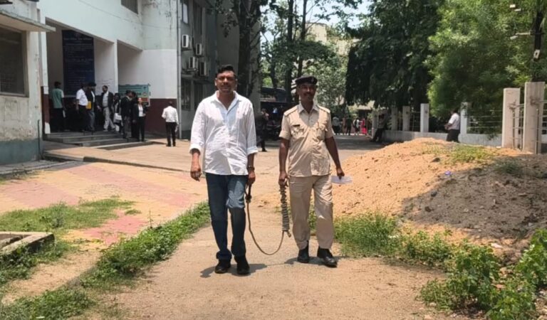 जमशेदपुर: पुलिस के बढ़ते दबाव के आगे झुका कुख्यात रवि खेड़ा, कोर्ट में किया सरेंडर