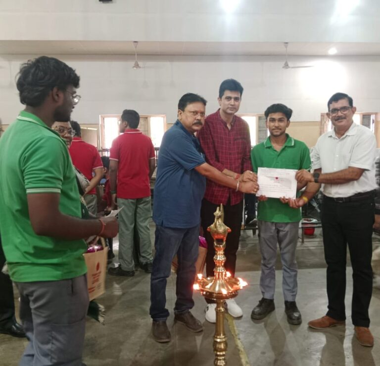 जमशेदपुर: आरडी टाटा टेक्निकल सेंटर में स्वैच्छिक रक्तदान शिविर, छात्रों और कर्मचारियों ने उत्साह के साथ किया ब्लड डोनेट
