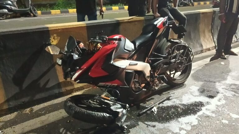 बिष्टुपुर के गर्मनाला में सीमेंट लोडर की चपेट में आने से बाइक सवार गंभीर घायल