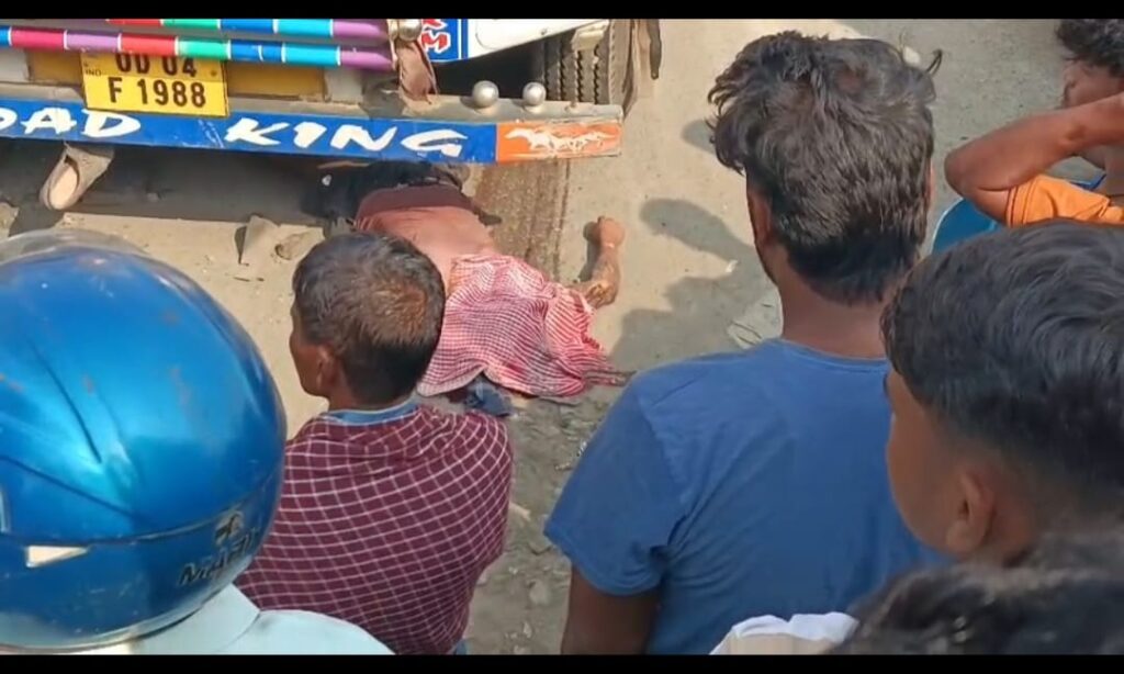 चांडिल: चिलगु मोड़ पर भारी वाहन ने युवक को कुचला, मौके पर ही मौत; सुस्त पुल निर्माण पर भड़के ग्रामीण, आजसू नेता हरेलाल महतो ने दी आर्थिक मदद