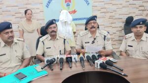 जमशेदपुर: कुख्यात ‘चटनी डॉन’ फिर गिरफ्तार, घर के बाहर बैठे परिवार पर जानलेवा हमले के बाद सोनारी पुलिस का बड़ा एक्शन; दर्ज हैं 15 से ज्यादा केस