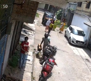 जमशेदपुर: बिरसानगर में दबंग महिला ने ताला काटकर निर्माणाधीन मकान पर किया कब्जा, थाना प्रभारी पर मिलीभगत का आरोप