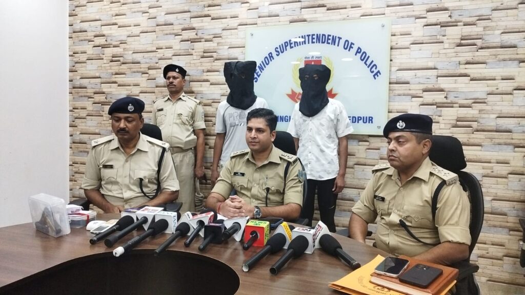 जुगसलाई पुलिस को बड़ी सफलता: हथियार सप्लाई करने वाले दो आरोपी गिरफ्तार, देशी पिस्तौल और कारतूस बरामद