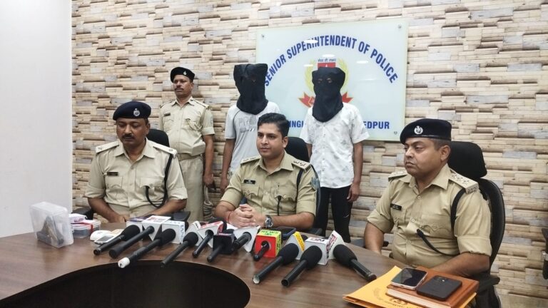 जुगसलाई पुलिस को बड़ी सफलता: हथियार सप्लाई करने वाले दो आरोपी गिरफ्तार, देशी पिस्तौल और कारतूस बरामद