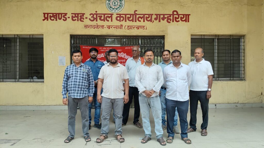 सरायकेला-खरसावां में उप राजस्व निरीक्षकों का प्रदर्शन, कृषि गणना कार्य का लंबित भुगतान देने की मांग