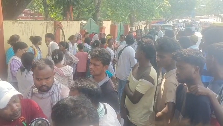 टाटानगर स्टेशन पर दूसरे दिन भी बवाल: 50 लाख मुआवजा और नौकरी की मांग पर अड़े मृतक आशीष के परिजन; अधिकारियों के साथ वार्ता बेनतीजा