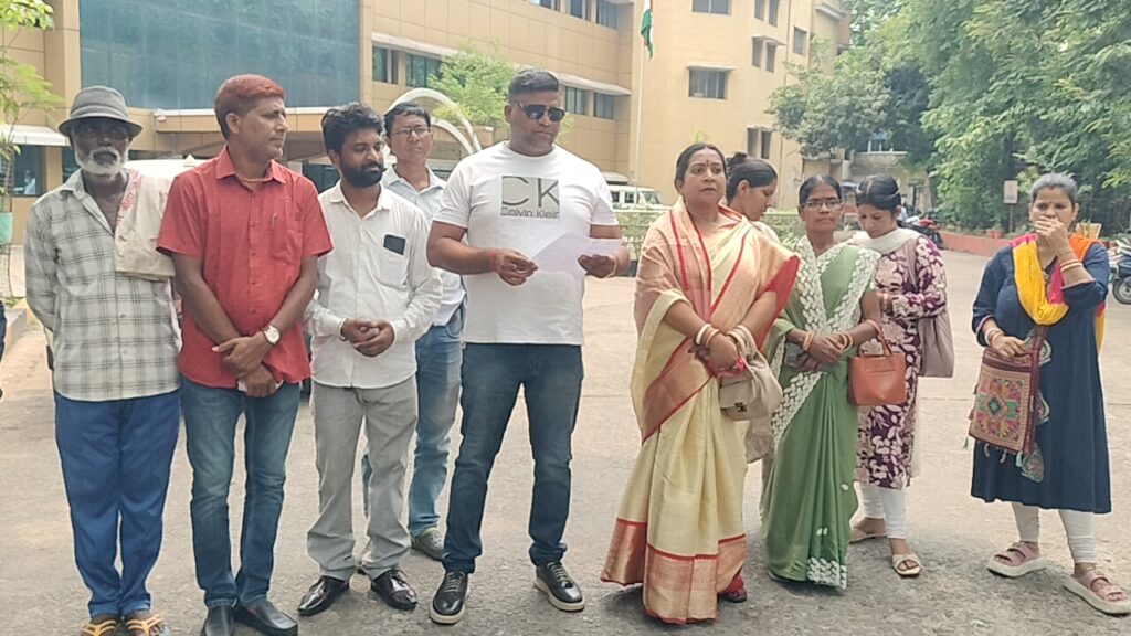 जमशेदपुर: क्षेत्र की समस्याओं को लेकर जिला परिषद सदस्य पूर्णिमा मलिक का प्रदर्शन, सफाई, सड़क और जलनिकासी व्यवस्था दुरुस्त करने की मांग