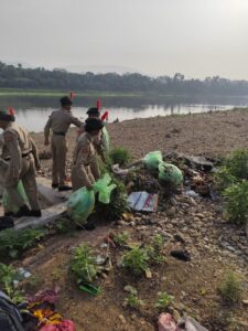 जमशेदपुर: वर्ल्ड ओशन डे पर करीम सिटी कॉलेज के एनसीसी कैडेट्स का ‘पुनीत सागर अभियान’, सोनारी दोमुहानी नदी तट से हटाया कचरा