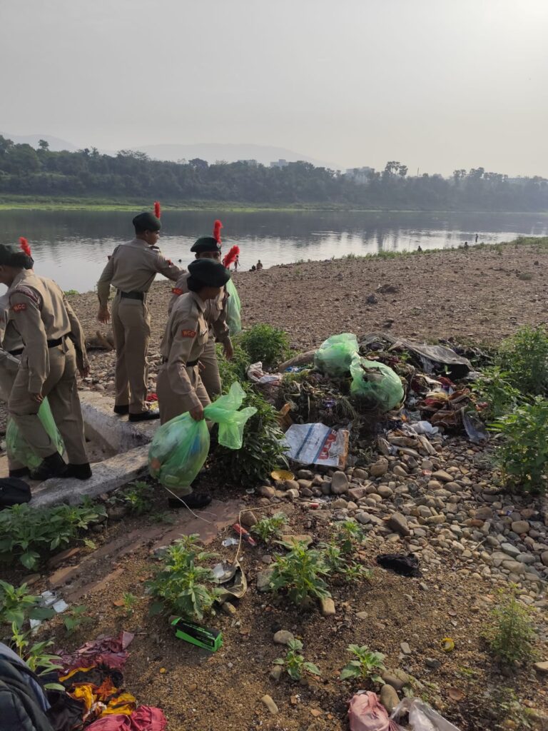 जमशेदपुर: वर्ल्ड ओशन डे पर करीम सिटी कॉलेज के एनसीसी कैडेट्स का ‘पुनीत सागर अभियान’, सोनारी दोमुहानी नदी तट से हटाया कचरा