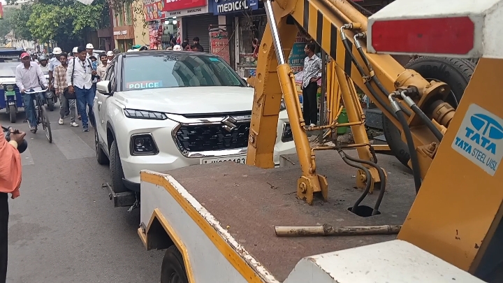 जमशेदपुर में स्टेट माइल रोड पर चला अतिक्रमण हटाओ अभियान, नो-पार्किंग में खड़े वाहनों पर कार्रवाई